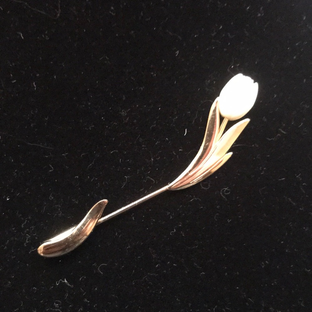 Pretty flower stick pin